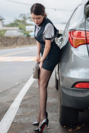 欧美深v礼服美女_蓝光超清在线观看